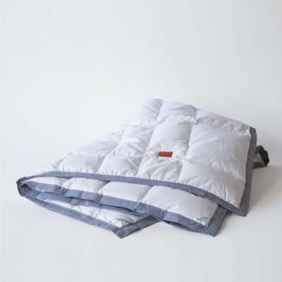 couverture de duvet fabriquée au Québec par Laduvet Nordique . Cette couette est remplie avec un duvet de première qualité selon les normes de l'Association canadienne du duvet.