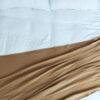 Laduvet Nordique jeté de coton gaze terracotta ambre pied de lit vue de haut avec oreillers