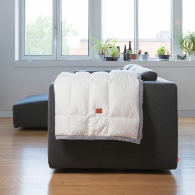laduvet nordique jeté en duvet sur le divan