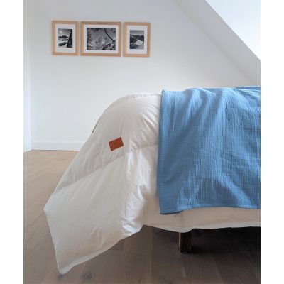 C'est vraiment un super bleu, heritage....ce jeté a été fabriqué au québec par laduvet nordique. Cette photo appartient à laduvet nordique, ne pas utiliser sans autorisation
cotton double gaze tissé en europe